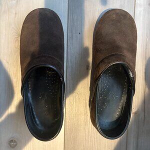 Dansko Professional brown suede clogs with a chunky heel size EU 37 or US 6.5/7